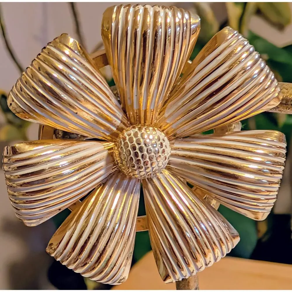 Vtg Daisy Gold Tone Brooch 2